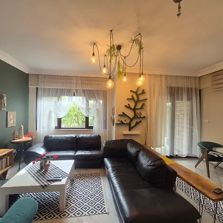 Havuzlu Bahçeli Müstakil Apartamento