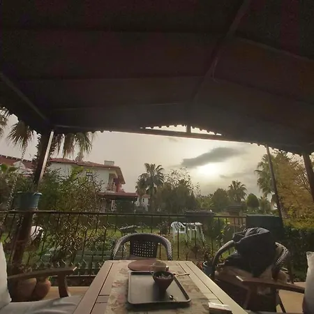 Havuzlu Bahceli Muestakil Apartment Side