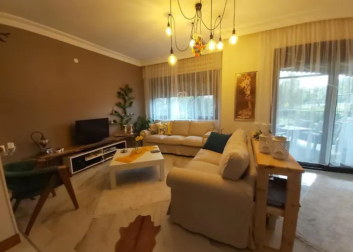 Havuzlu Bahceli Muestakil Apartment Side