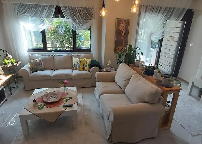 Havuzlu Bahceli Muestakil Side
